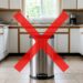 Adeus às lixeiras de pedal soltas no meio da cozinha: a tendência minimalista para renovar o espaço com lixeiras duplas embutidas nos armários