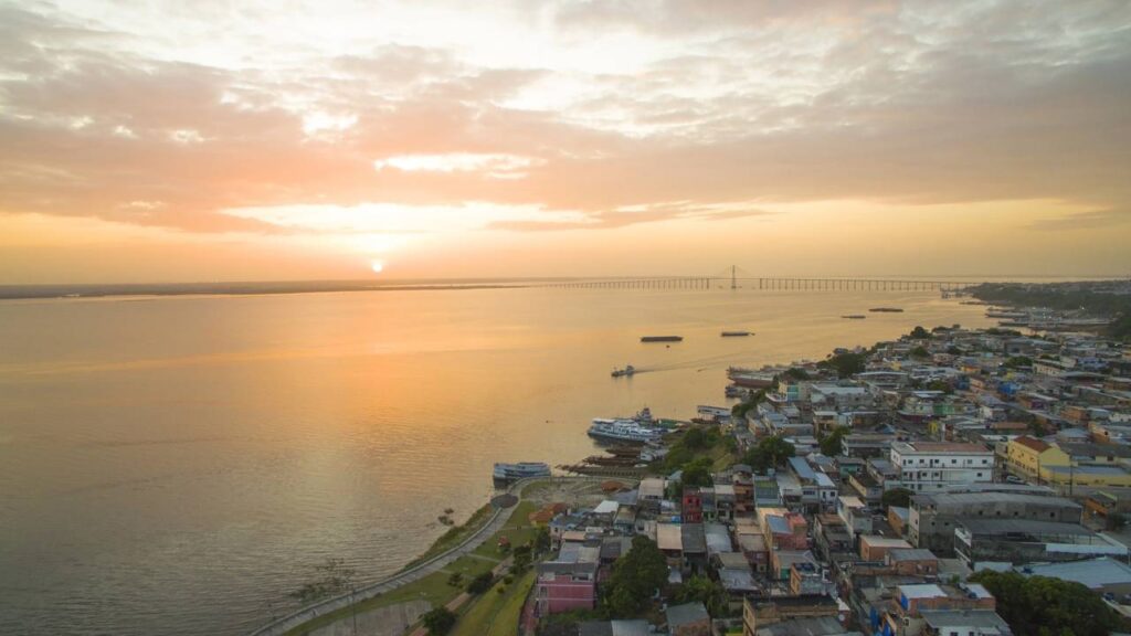 Manaus_1782575798218-1024x576 Teatro de ópera em plena floresta, luxo histórico e pioneirismo tecnológico: o cenário da era de ouro que encanta até hoje