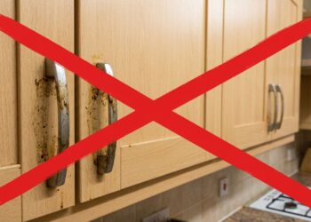Adeus ao armário aéreo de cozinha com puxadores de metal que acumulam gordura: a nova tendência é mais minimalista com o sistema de fecho-toque invisível