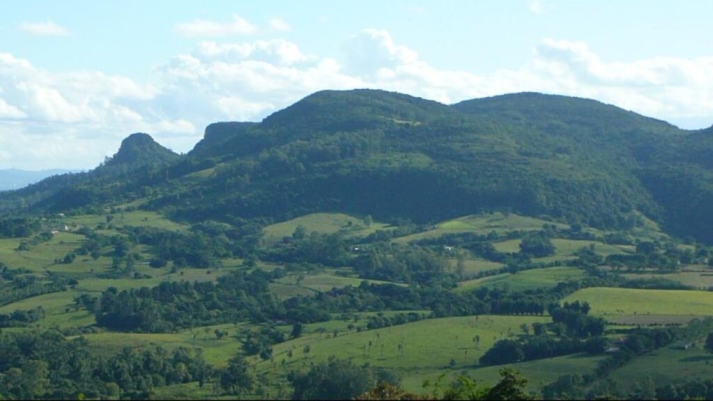 Morro_itacolomi-1024x576 De aldeia de refugiados guaranis a berço do Chevrolet Celta: a cidade gaúcha que guarda um menino de pedra no brasão