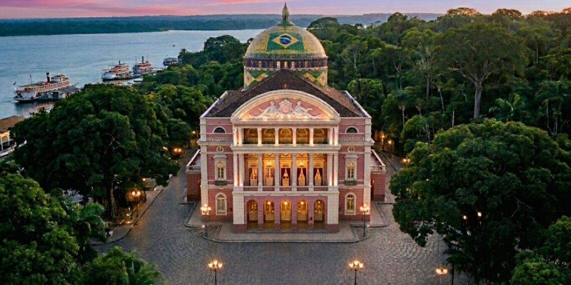 Teatro de ópera em plena floresta, luxo histórico e pioneirismo tecnológico: o cenário da era de ouro que encanta até hoje