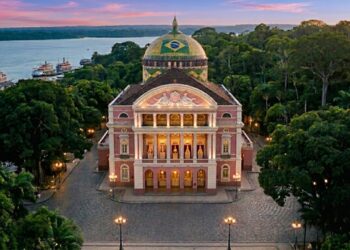 Teatro de ópera em plena floresta, luxo histórico e pioneirismo tecnológico: o cenário da era de ouro que encanta até hoje