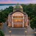Teatro de ópera em plena floresta, luxo histórico e pioneirismo tecnológico: o cenário da era de ouro que encanta até hoje