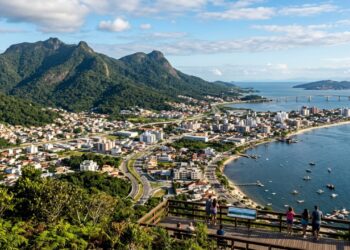 Sede da primeira Reserva Mundial de Surfe do país fica a 90 km de Florianópolis e abriga o maior parque natural de Santa Catarina