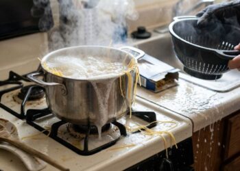 Como evitar que a água do macarrão ferva e transborde sujando o fogão todo: o truque fácil de atravessar uma colher de pau em cima da panela que sempre funciona