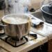 Como evitar que a água do macarrão ferva e transborde sujando o fogão todo: o truque fácil de atravessar uma colher de pau em cima da panela que sempre funciona