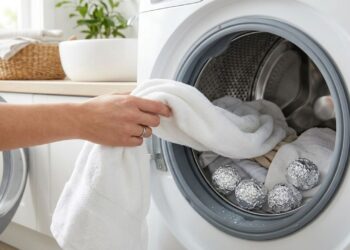 Colocar bolas de papel alumínio dentro da máquina de lavar roupas: para que serve e por que recomendam