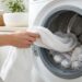 Colocar bolas de papel alumínio dentro da máquina de lavar roupas: para que serve e por que recomendam