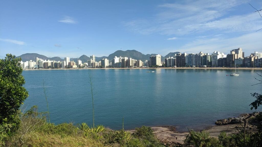 Parque_Morro_da_Pescaria_Paula_Campos_de_Oliveira_01-1-1024x576 Santuário de bem-estar no litoral capixaba: localidade famosa pelas areias escuras e terapêuticas atrai quem busca saúde e descanso