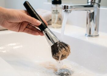 Como limpar os pincéis de maquiagem profundamente sem estragar as cerdas: o truque fácil de usar detergente neutro com azeite que está na moda