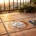 Como remover manchas amareladas de ferrugem do piso de cerâmica da varanda: o truque fácil de aplicar suco de limão puro com sal e deixar agir sob o sol