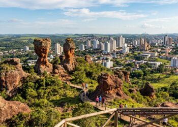 Capadócia Paranaense a 115 km da capital reúne esculturas de arenito de 300 milhões de anos que já foram fundo do mar