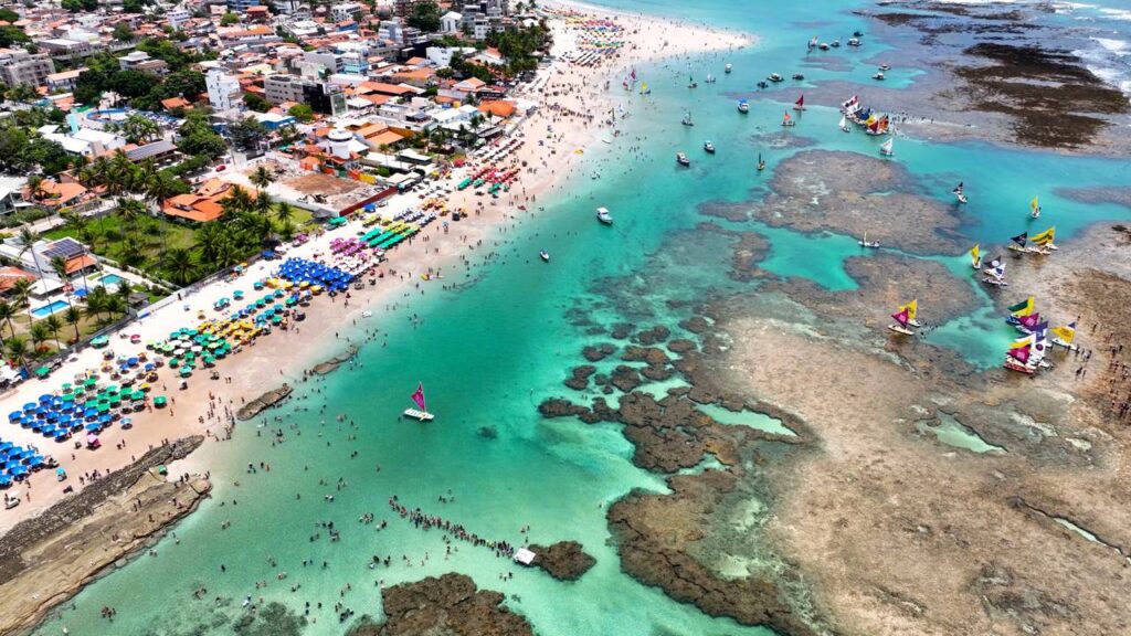Porto-de-Galinhas_1782762960097-1024x576 Dez vezes eleita a melhor do Brasil: paraíso de águas mornas a 27 graus guarda em seu nome um passado histórico desafiador