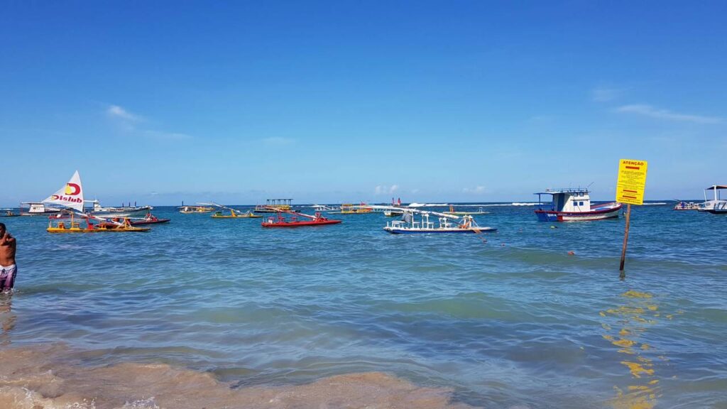 Porto-de-Galinhas_1782763211641-1024x576 Dez vezes eleita a melhor do Brasil: paraíso de águas mornas a 27 graus guarda em seu nome um passado histórico desafiador
