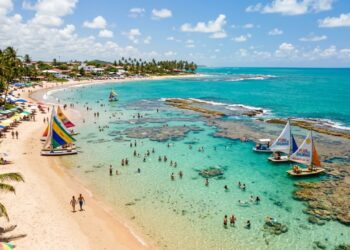 Dez vezes eleita a melhor do Brasil: paraíso de águas mornas a 27 graus guarda em seu nome um passado histórico desafiador