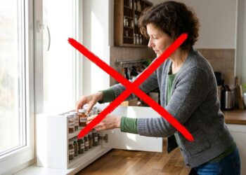 Pare de guardar potinhos de páprica e orégano diretamente sob a luz forte da janela: essa é a maneira correta de ocultar em gavetas cegas para evitar que percam a coloração e o aroma óleos essenciais