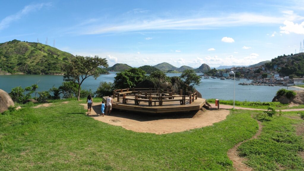 Praca_do_Papa_-_Vitoria_-_panoramio-1024x576 Conexão perfeita entre ilhas e cultura no litoral brasileiro: destino singular oferece uma experiência urbana serena e vistas inesquecíveis