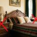 Adeus aos criados-mudos pesados e clássicos: a tendência minimalista para renovar o quarto com mesinhas laterais flutuantes