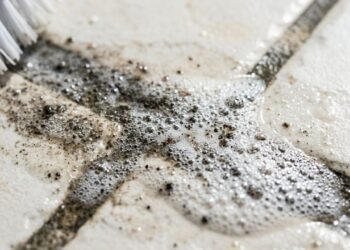 Como limpar o rejunte encardido do chão de forma natural: o truque fácil de esfregar bicarbonato com água oxigenada que sempre funciona