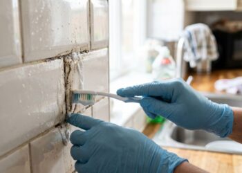 Como limpar e desencardir o rejunte escuro do azulejo na região do fogão: o truque fácil de aplicar uma pasta de sapólio cremoso e esfregar com escova de dentes