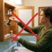 Pare de guardar remédios e vitaminas no armário do banheiro: essa é a maneira correta de armazenar no quarto para evitar que o vapor e o calor alterem as fórmulas