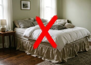 Adeus às camas com saias de tecido arrastando no chão: a tendência minimalista para renovar o quarto com estrados baixos de madeira