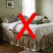 Adeus às camas com saias de tecido arrastando no chão: a tendência minimalista para renovar o quarto com estrados baixos de madeira