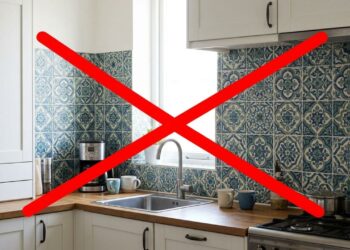 Adeus ao azulejo estampado na cozinha: conheça a tendência clean do revestimento metrô white liso para ampliar o ambiente