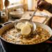 Colocar rodelas cruas de batata dentro da panela de sopa que ficou salgada demais: para que serve e por que você deve fazer isso para sugar o excesso de sal grosso