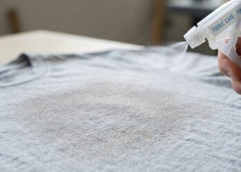 Como desamassar roupas de algodão sem usar o ferro de passar: o truque fácil de borrifar água com amaciante e esticar que sempre funciona