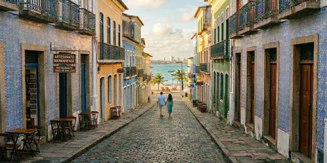 Único reduto brasileiro fundado por franceses: casarões com azulejos portugueses e som de reggae revelam um destino que desafia o tempo