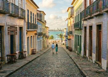 Único reduto brasileiro fundado por franceses: casarões com azulejos portugueses e som de reggae revelam um destino que desafia o tempo