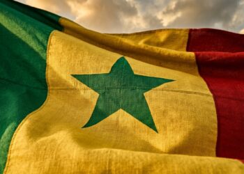 Por que a bandeira do Senegal tem verde, amarelo, vermelho e uma estrela verde, e qual a origem histórica desses símbolos?
