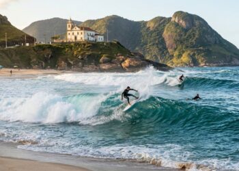 Capital Nacional do Surfe tem o Maracanã das ondas e uma igreja sobre o penhasco entre o mar e a lagoa