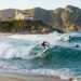 Capital Nacional do Surfe tem o Maracanã das ondas e uma igreja sobre o penhasco entre o mar e a lagoa