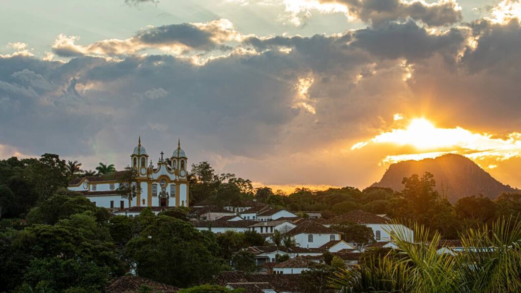 Tiradentes-Minas-Gerais-brasil_1782175744896-1024x576 Belezas barrocas nas alturas da serra mineira: o vilarejo de 7.700 moradores que conquistou o mundo com seu exclusivo tour a pé