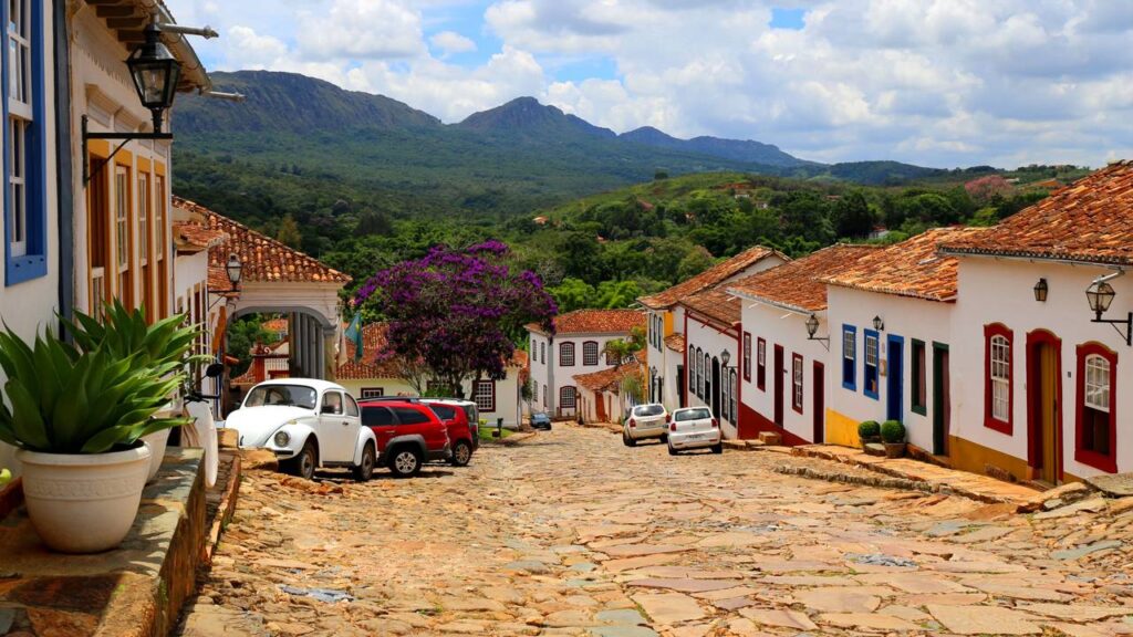 Tiradentes-Minas-Gerais-brasil_1782175794991-1024x576 Belezas barrocas nas alturas da serra mineira: o vilarejo de 7.700 moradores que conquistou o mundo com seu exclusivo tour a pé