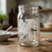 Como tirar rótulos difíceis grudados em potes de vidro recicláveis: o truque fácil de aplicar óleo de cozinha com bicarbonato que está na moda