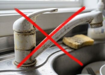 Adeus à torneira de plástico branca que encarde rápido com o tempo: a nova tendência é mais sofisticada com a torneira monocomando de metal preto fosco