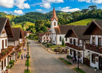 Fundada por um ex-ministro austríaco em 1933: a cidade catarinense a 796 m de altitude onde ainda se fala dialeto tirolês