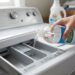 Colocar vinagre de álcool no compartimento do amaciante da máquina: para que serve e por que você deve fazer isso para deixar as toalhas felpudas e proteger os fios