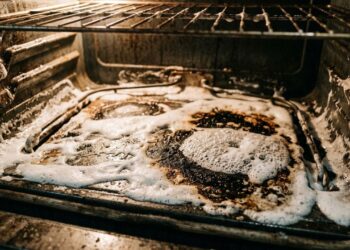 Colocar uma mistura de bicarbonato e vinagre no fundo do forno à noite: para que serve e por que recomendam