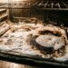 Colocar uma mistura de bicarbonato e vinagre no fundo do forno à noite: para que serve e por que recomendam
