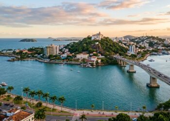 Conexão perfeita entre ilhas e cultura no litoral brasileiro: destino singular oferece uma experiência urbana serena e vistas inesquecíveis