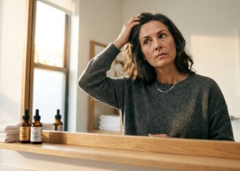 Aos 45, o cabelo cai mais por DHT: entenda como hormônios afetam o folículo capilar