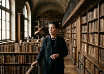 Frase do dia de Simone de Beauvoir, filósofa francesa e pensadora do existencialismo feminista: "A mulher não nasce mulher, torna-se mulher"
