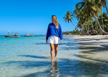 Água a 28°C e piscinas naturais que duram mais que as de Maragogi: o vilarejo alagoano a 100 km de Maceió com praias quase desertas