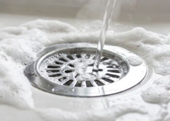 Por que o ralo do banheiro tem mau cheiro e como eliminar o odor?