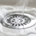 Por que o ralo do banheiro tem mau cheiro e como eliminar o odor?