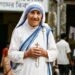 Madre Teresa: “Nem todos nós podemos fazer grandes coisas, mas podemos fazer pequenas coisas com grande amor”, a força das atitudes simples